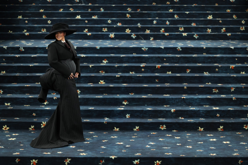 Gwiazdy w ciąży, w tym zjawiskowa Rihanna, olśniewają na MET Gali 2025
