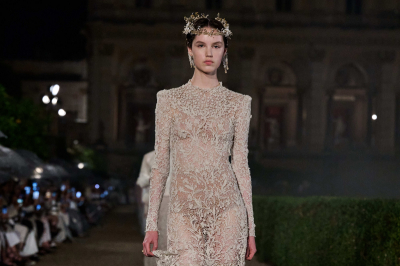 W kolekcji Dior Cruise 2026 pojawiły się sukienki koronkowe na lato i ślub
