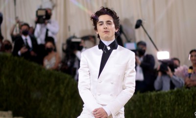 Timothée Chalamet uwielbia białe sneakersy