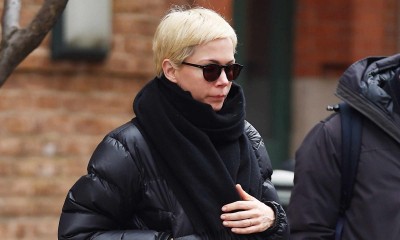 Michelle Williams najmodniejsze spodnie z wysokim stanem nosi z brązowymi sneakersami