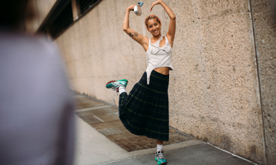 Dzięki zielonym sneakersom stylizacje na lato nie będą nudne