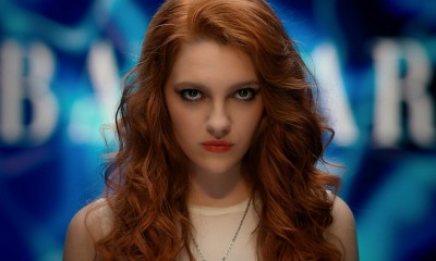 Młodzieżowy serial komediowy Netflixa „Geek Girl” opowiada o świecie mody