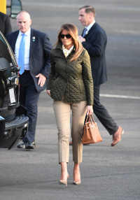 Melania Trump w kurtce Burberry, spodniach Michaela Korsa i apaszce Hermes, (Fot. Getty Images)