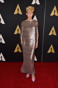 Tilda Swinton w kreacji Schiaparelli podczas wręczenia na gród Governors Award w 2014 roku, Fot. Getty Images