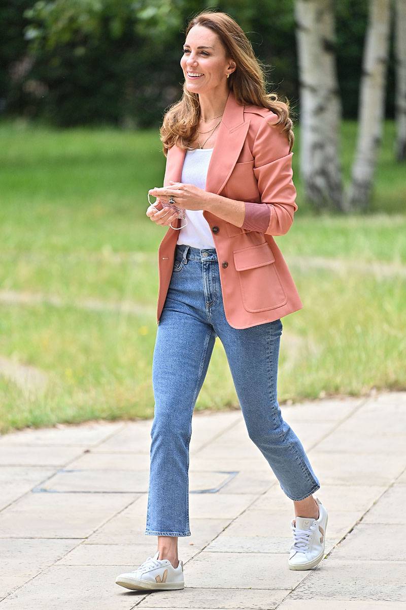 22 czerwca 2021 roku: Kate Middleton w Muzeum Historii Naturalnej w Londynie w sneakersach Veja.