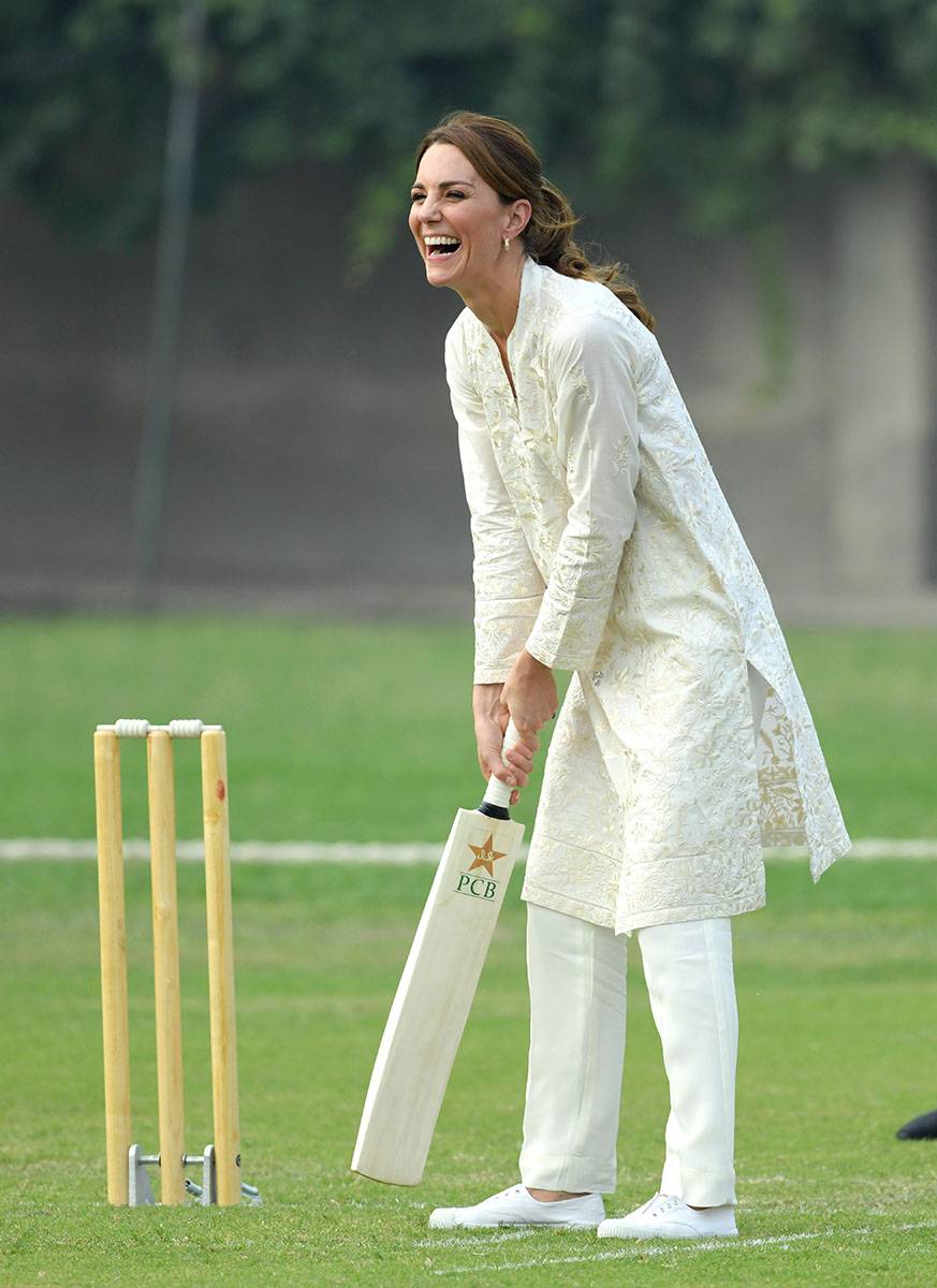 17 października 2019 roku: Kate Middleton odwiedza National Cricket Academy podczas królewskiej wizyty w Pakistanie.