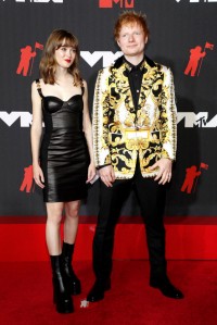 Ed Sheeran w garniturze Versace, (Fot. Getty Images)