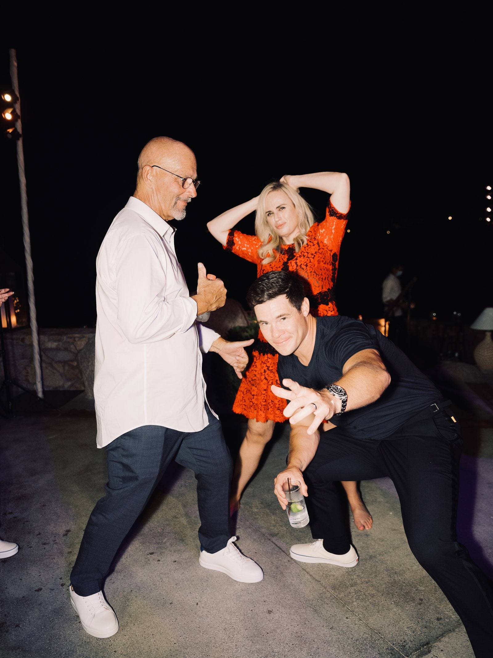 Ojciec Adama, Dennis, na parkiecie z Adamem i Rebel.
