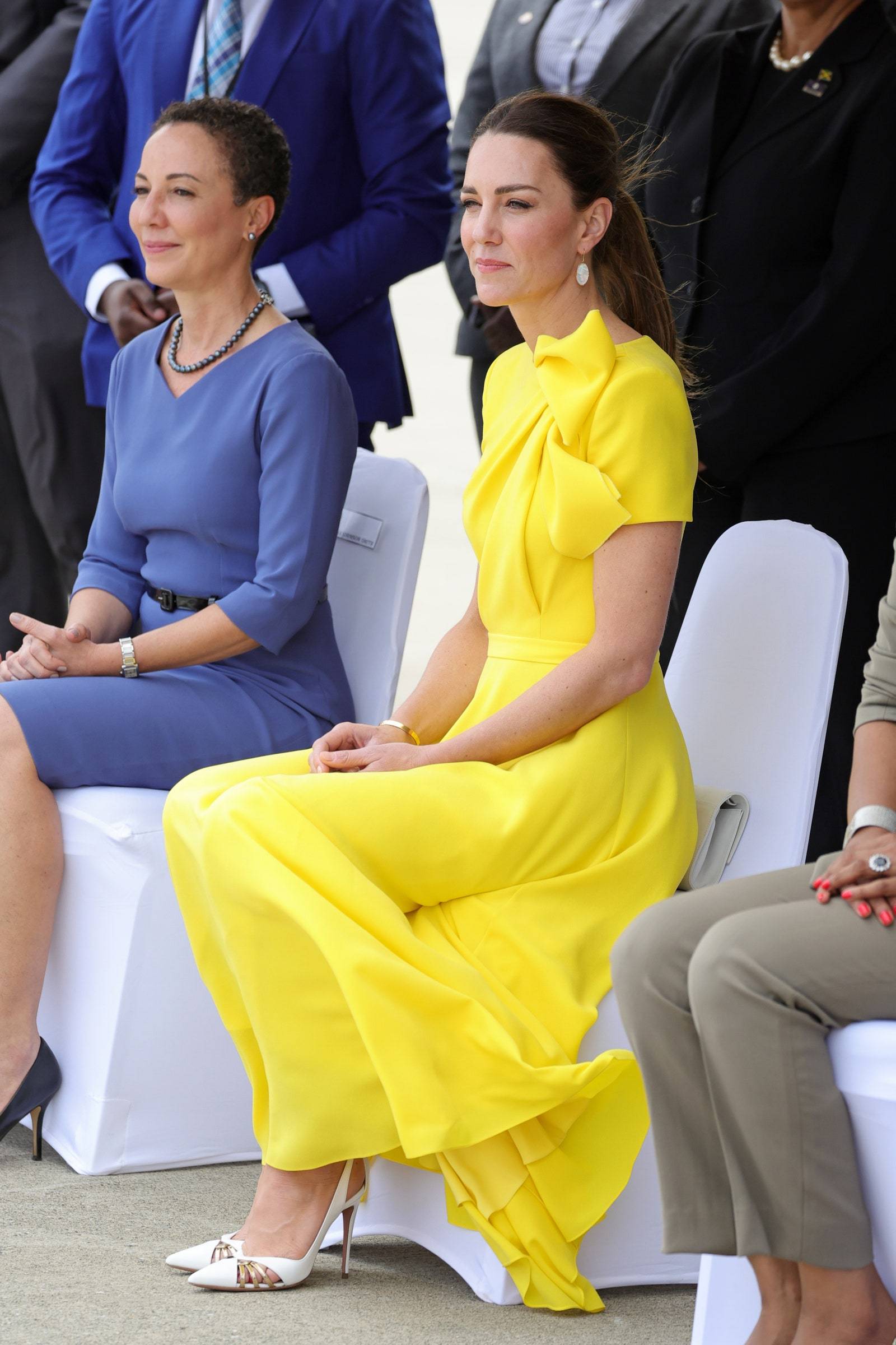 W sukience Roksandy i butach Cece 105 firmy Aquazzura na Jamajce.