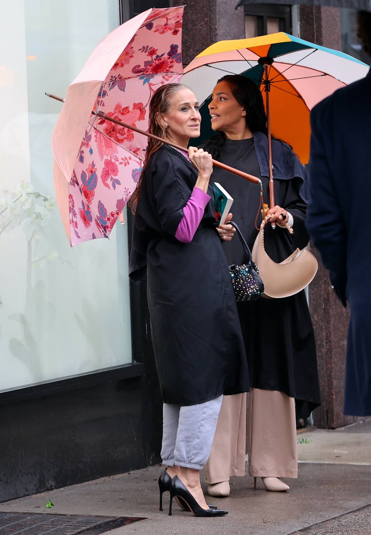 Sarita Choudhury i Sarah Jessica Parker na planie „I tak po prostu…”
