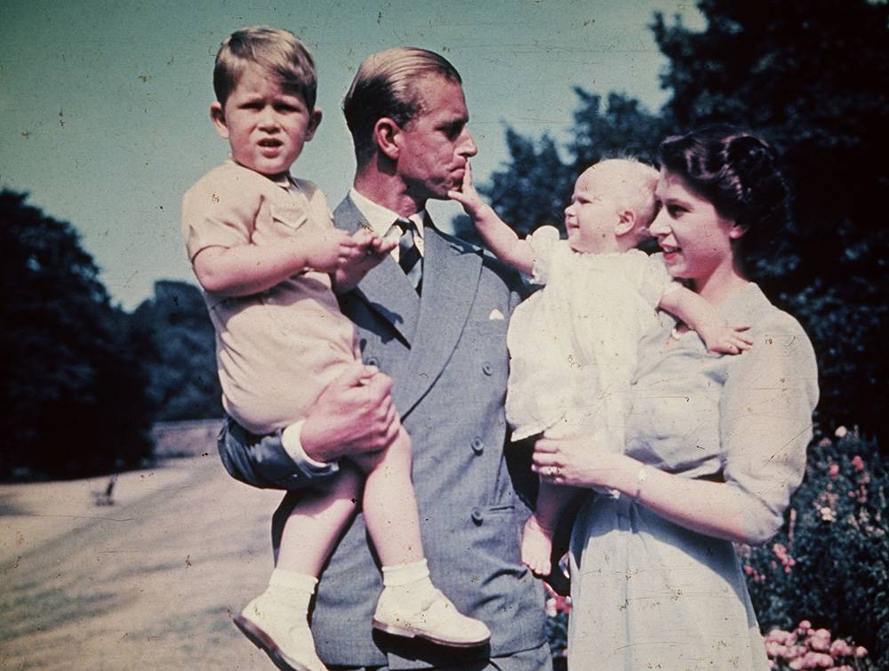 Księżniczka Elżbieta i książę Filip z dziećmi: księciem Karolem i księżniczką Anną, 1951 rok