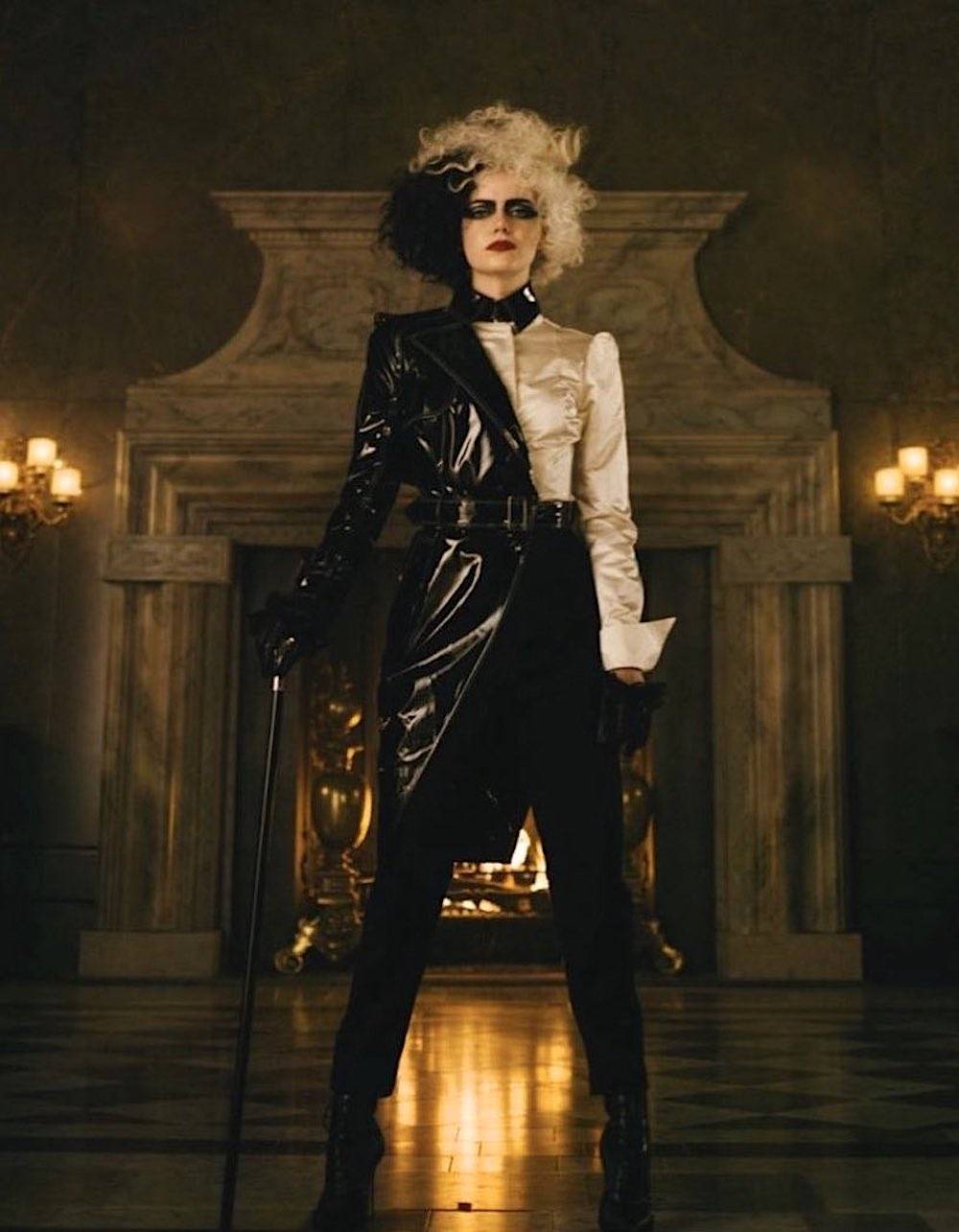 Emma Stone jako Cruella De Mon w filmie „Cruella”