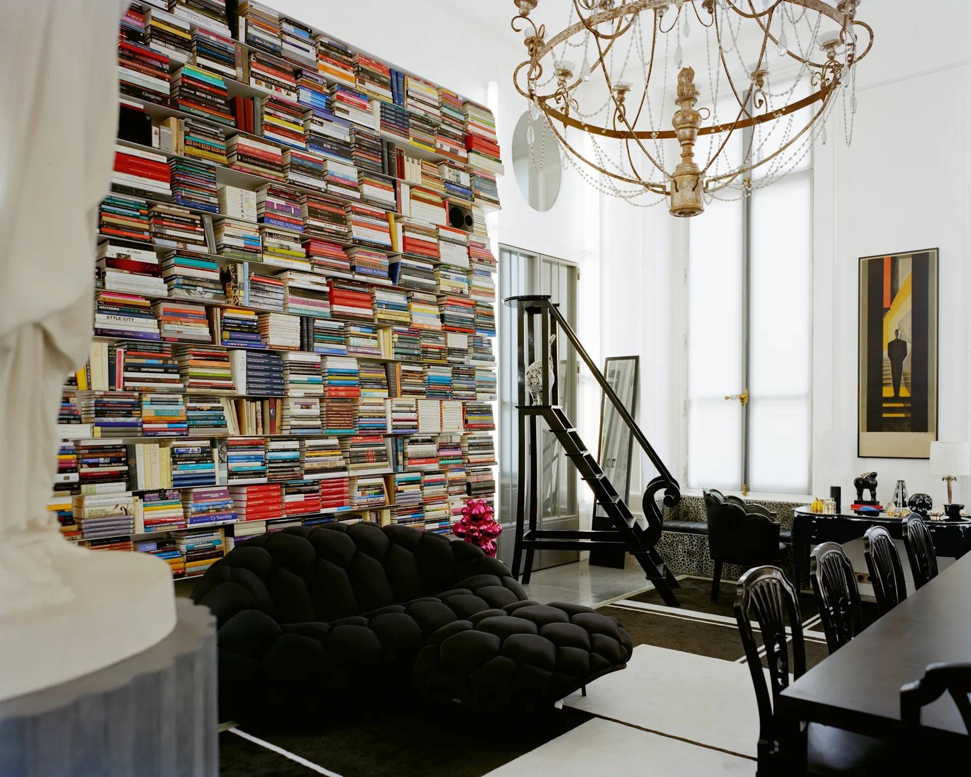 W salonie w apartamencie Lagerfelda w Monte Carlo znalazła się komoda Beverly projektu Ettore Sottsass, wykonana z drewna wrzośca i laminatu.