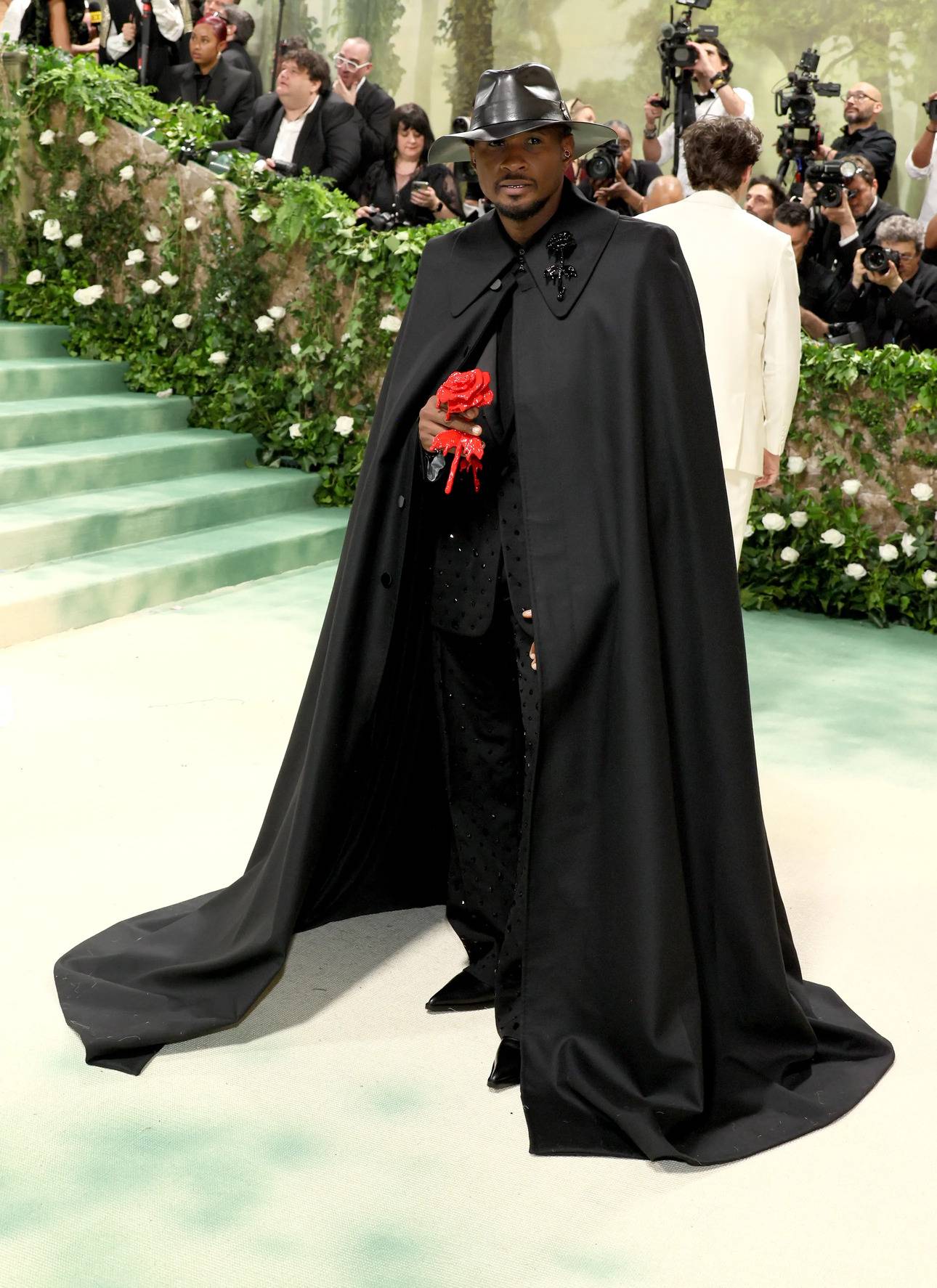 Usher w kreacji z domu mody Alexander McQueen