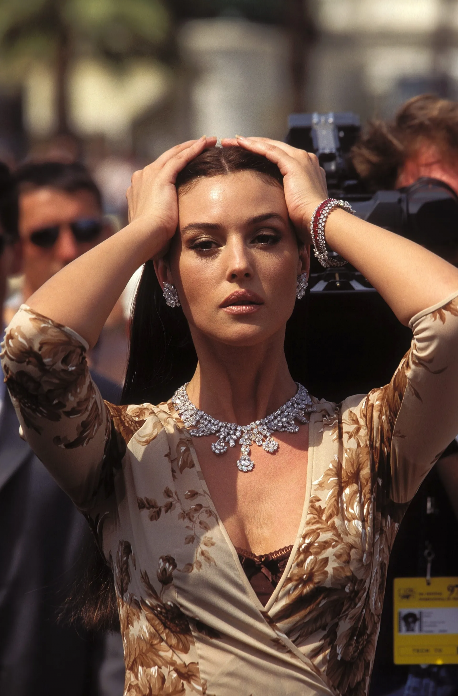 Monica Belluci ubrana w kwiecistą suknię Valentino ocieka diamen-tami (1997 rok).