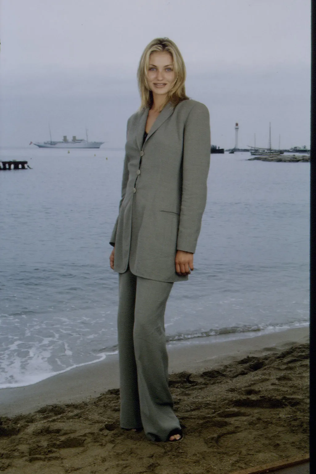 Cameron Diaz w garniturze na plaży w Cannes. Na festiwalu promo-wała film „Maska” (1994).