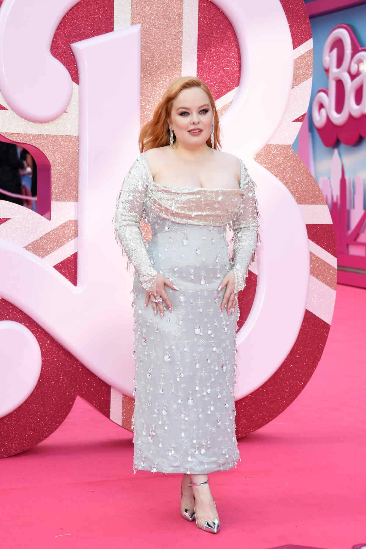 Nicola Coughlan w kreacji marki Wiederhoeft na premierze filmu „Barbie”