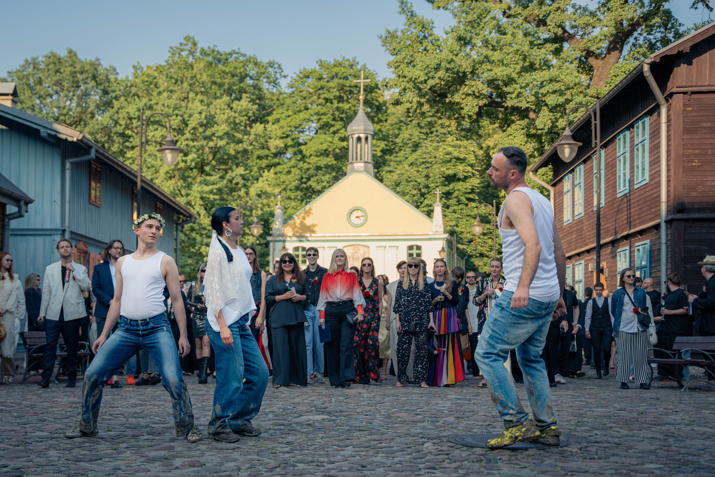 Choreografem performancu był Paweł Sakowicz. Zatańczyli: Jan Sarata, Bartosz Ostrowski, Sara Kozłowska, Ulyana Zaruba i Karolina Krynicka
