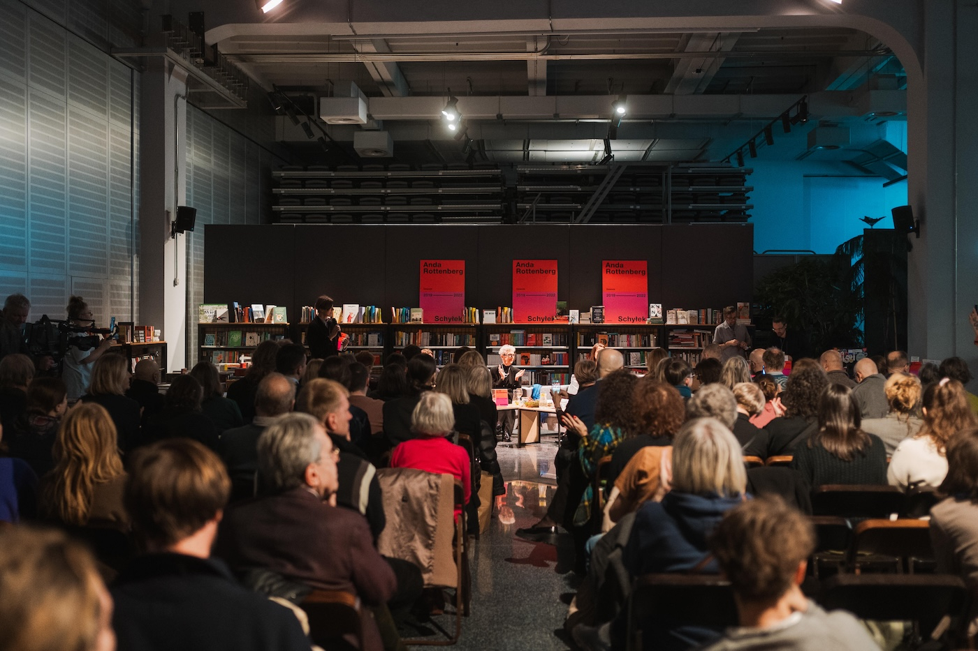 Spotkanie autorskie z Andą Rottenberg odbyło się we foyer Nowego Teatru. Publiczność dopisała.