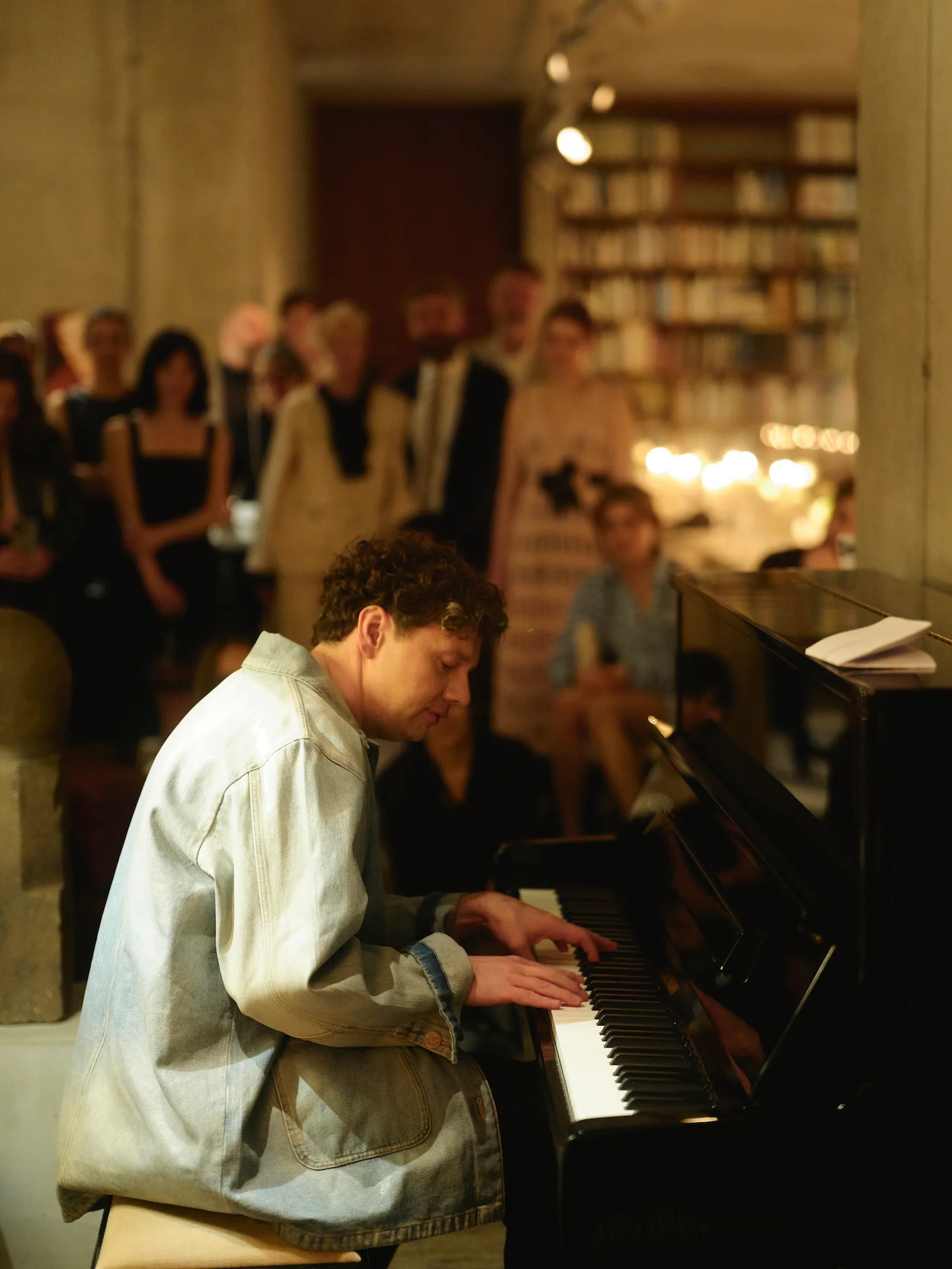 Christian Friedel przy pianinie