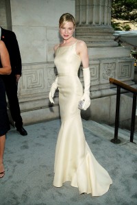 Wyrafinowana suknia w szampańskim kolorze i długie rękawiczki - gala CFDA w 2003 roku, Fot.  Evan Agostini/Getty Images
