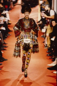 Na pokazie Vivienne Westwood w 1993 roku, Fot. Getty Images