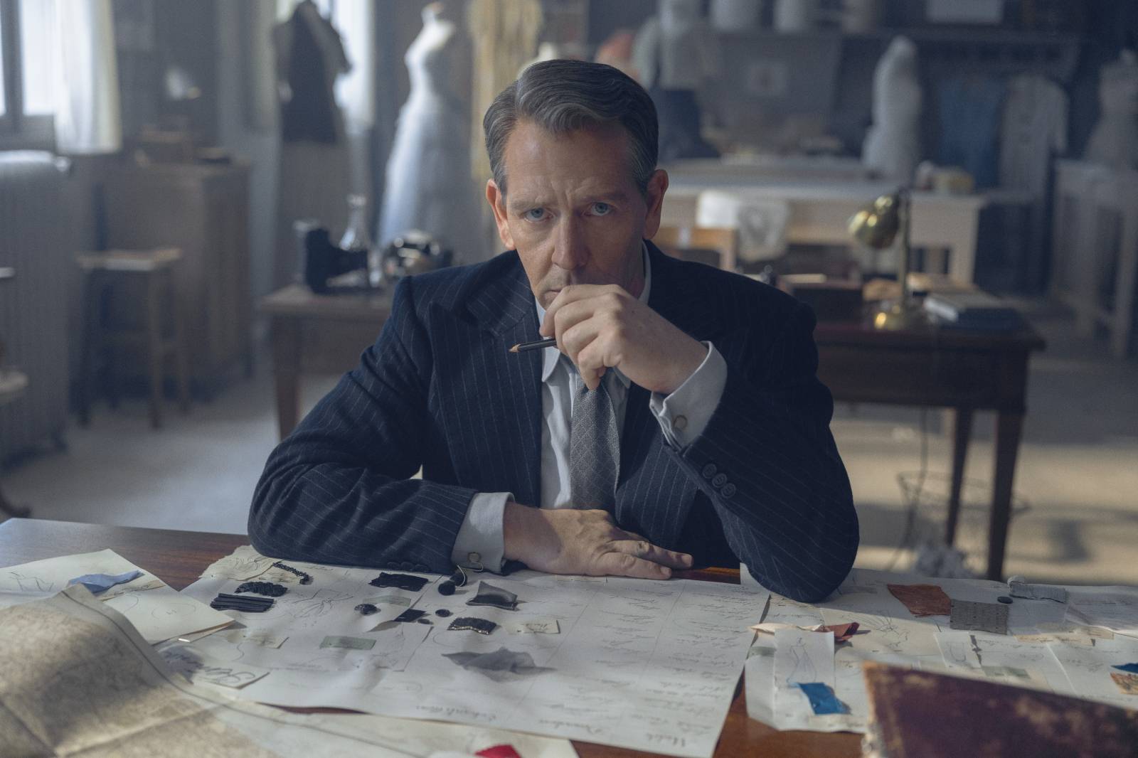 Ben Mendelsohn jako Christian Dior (Fot. Materiały prasowe Apple TV+)