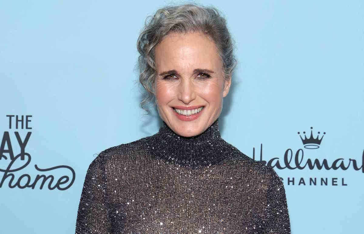 Andie MacDowell w srebrnych włosach i srebrnej kreacji obala stereotypy na temat wieku. Andie MacDowell z każdym rokiem nabiera nie tylko pewności siebie, ale i modowej odwagi. Teraz 65-letnia aktorka wybrała lśniącą sukienkę Balenciagi.
