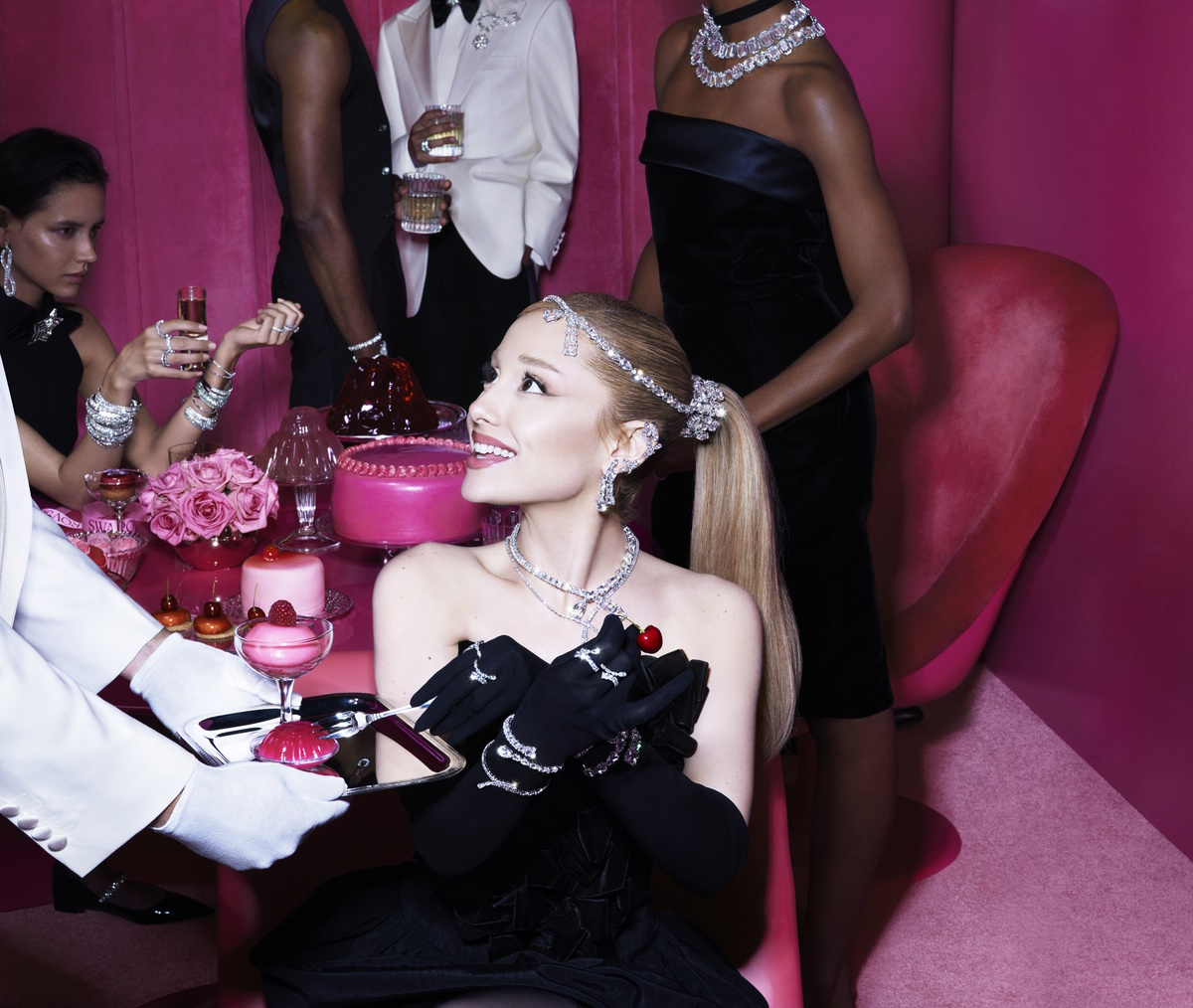Ariana Grande razem z marką biżuteryjną Swarovski zapraszają na świąteczną „Imprezę marzeń”. W tym roku święta będą wyjątkowo olśniewające.