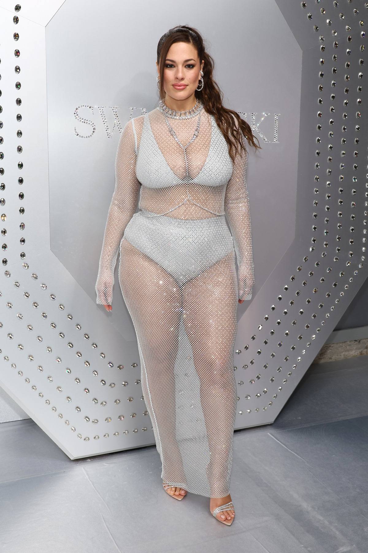Ashley Graham w naked dress z kolekcji Swarovski x Skims. Ashley Graham robi karierę jako modelka plus size. W błyszczącej sukience mini projektu Swarovski x Skims pojawiła się na imprezie marek.