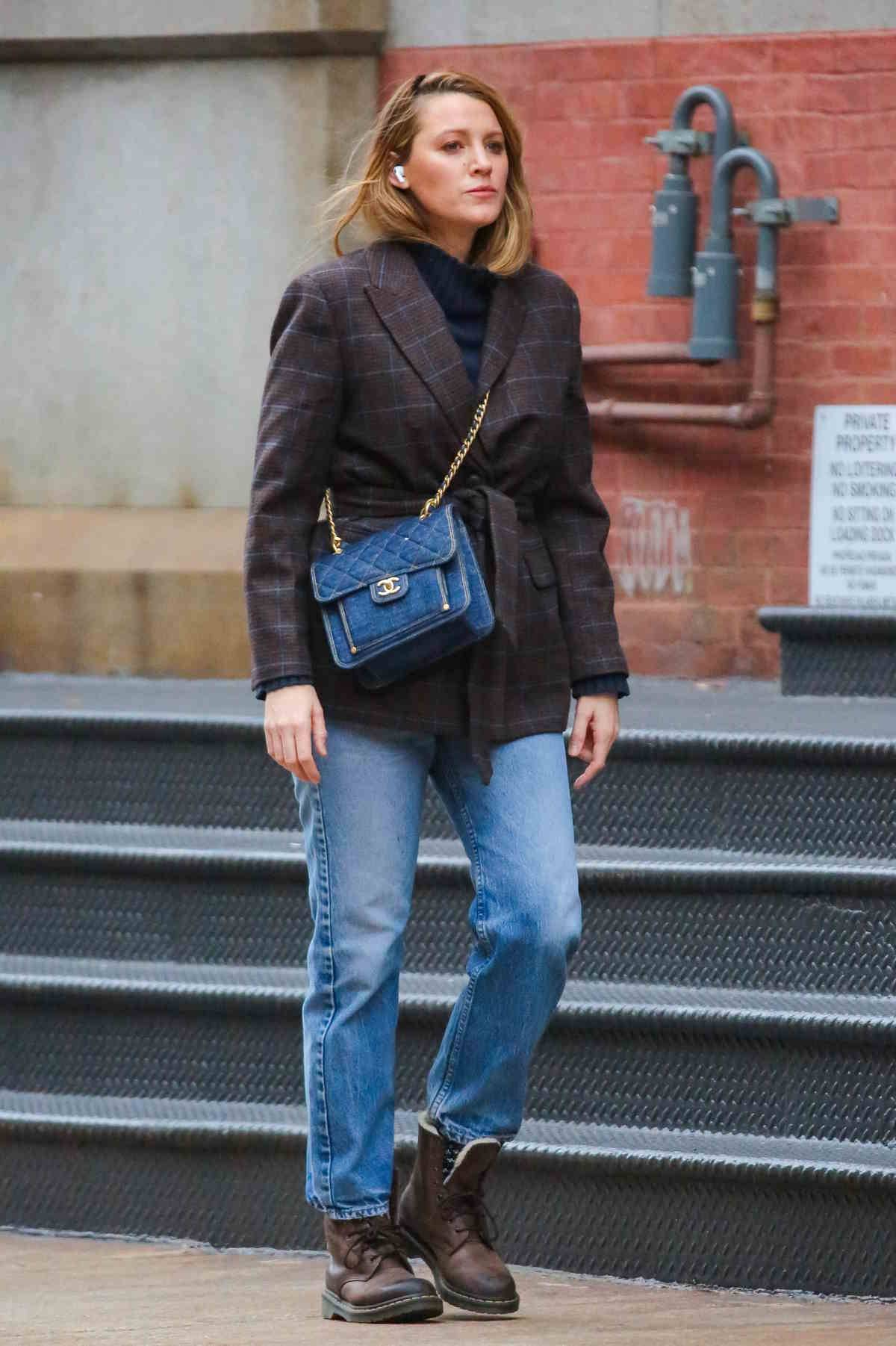 Blake Lively w marynarce, męskich butach, z torebką Chanel. Blake Lively pokazuje, jak jesienią 2023 nosić marynarkę jako okrycie wierzchnie. Do swojej stylizacji dodała ciężkie męskie buty.