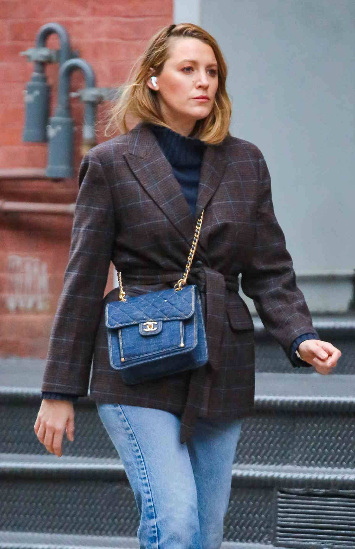 Blake Lively w marynarce, męskich butach, z torebką Chanel. Blake Lively pokazuje, jak jesienią 2023 nosić marynarkę jako okrycie wierzchnie. Do swojej stylizacji dodała ciężkie męskie buty.