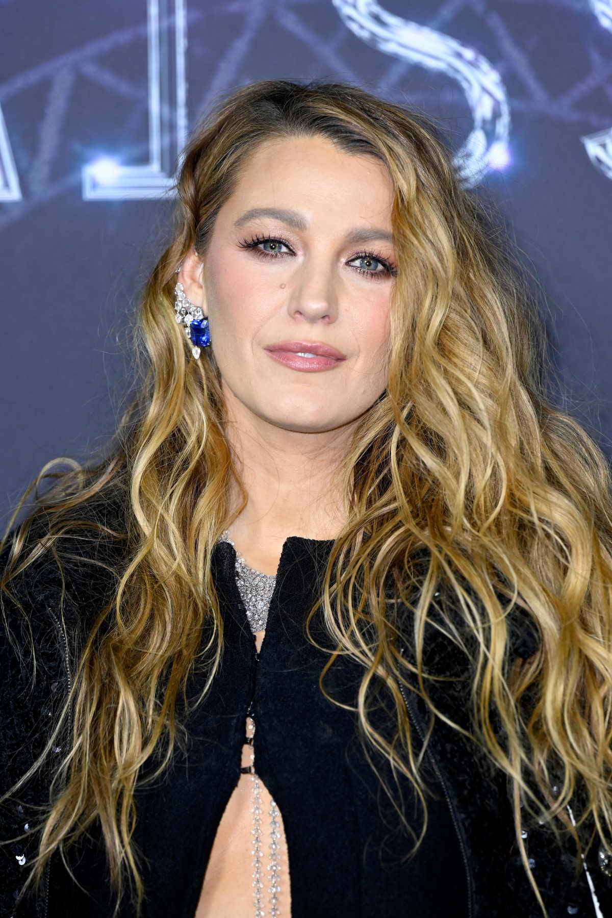 Blake Lively w tweedowym żakiecie i mini domu mody Chanel. Blake Lively na londyńskiej premierze „Renaissance: A Film By Beyoncé pojawiła się w czarnym komplecie Chanel zdobionym cekinami.