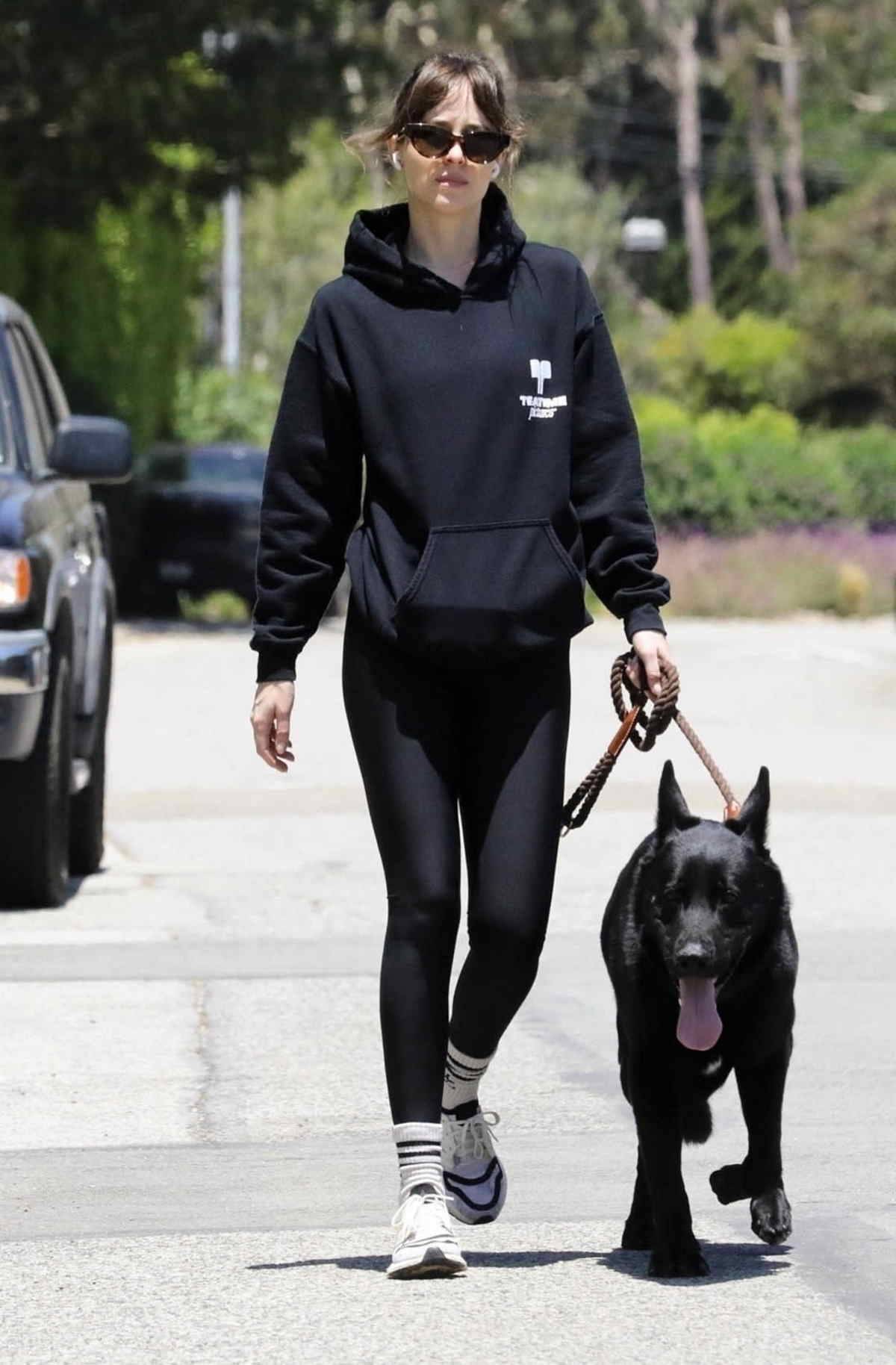 Dakota Johnson łączy leginsy ze skarpetkami i ciężkimi sneakersami.