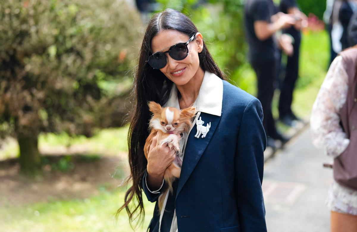 Demi Moore zestawia białe sandały na platformie z męskim garniturem z szortami.