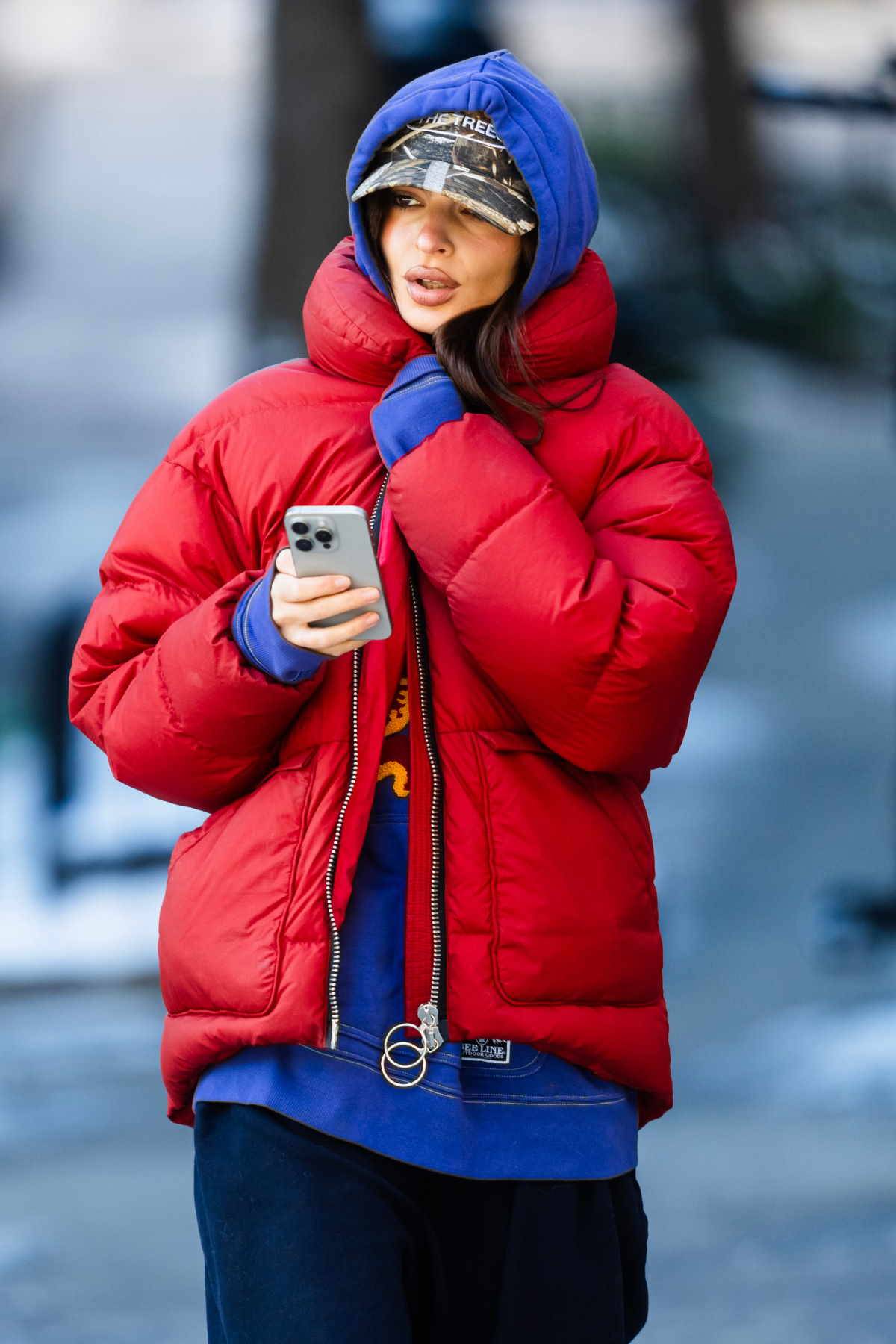 Emily Ratajkowski w czerwonej puchówce na zimę.