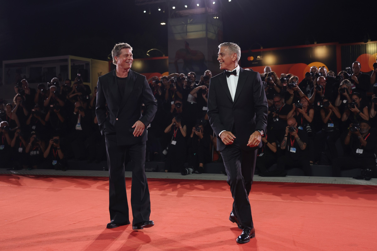 George Clooney i Brad Pitt na premierze filmu „Samotne wilki” podczas 81. Festiwalu Filmowego w Wenecji.