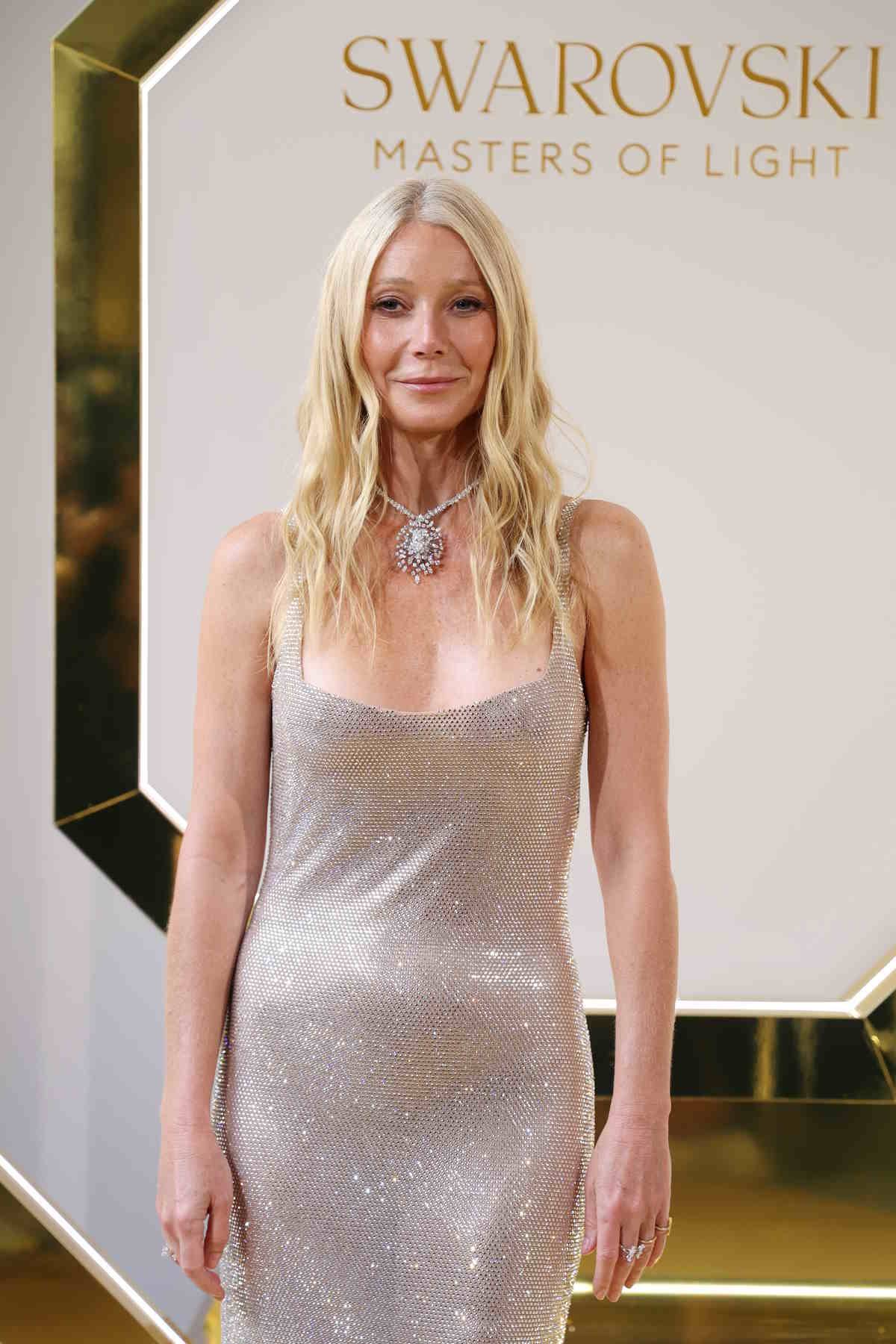 Gwyneth Paltrow w sukience na ramiączkach.