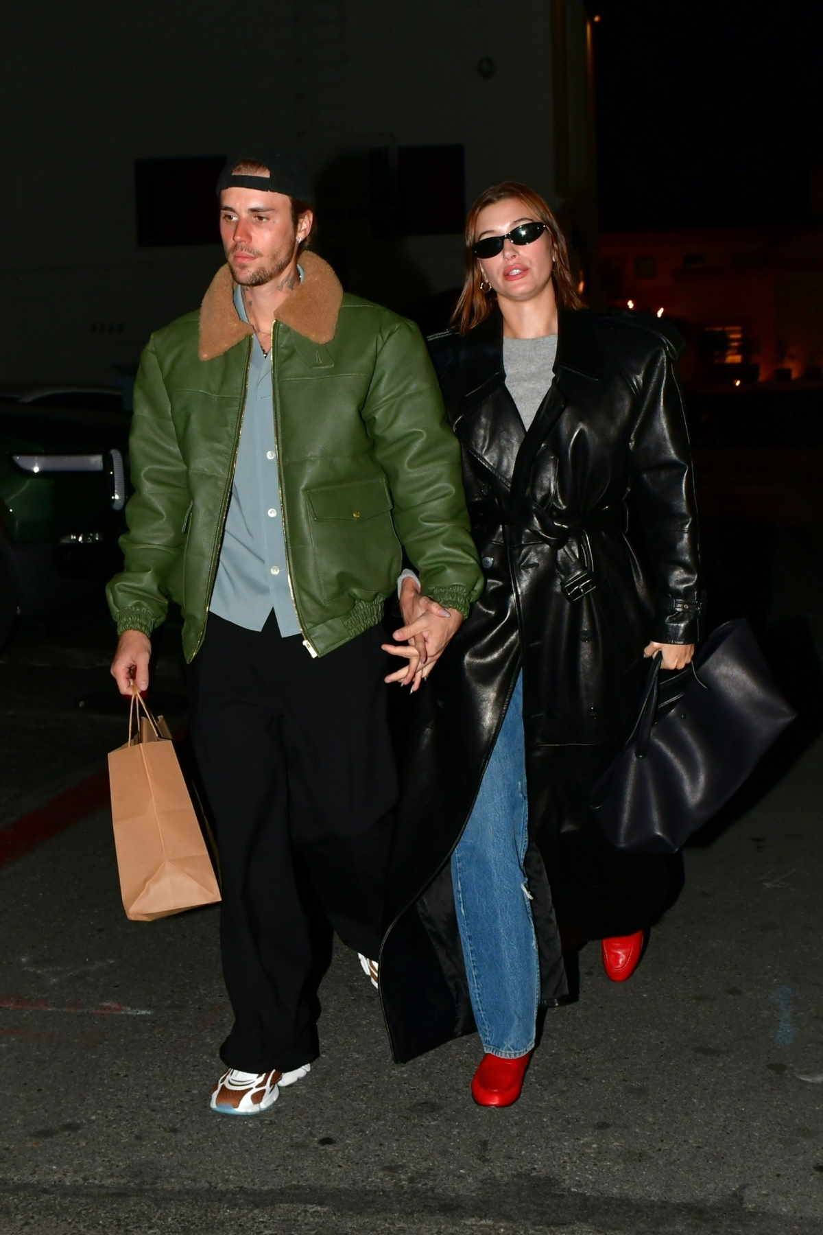 Hailey Bieber w czerwonych mokasynach podczas wyjścia z Justinem. Hailey Bieber wzbudza dużo emocji swoimi stylizacjami. W najnowszej stylizacji żona Justina Biebera sięgnęła po czerwone mokasyny. Do czego pasują?