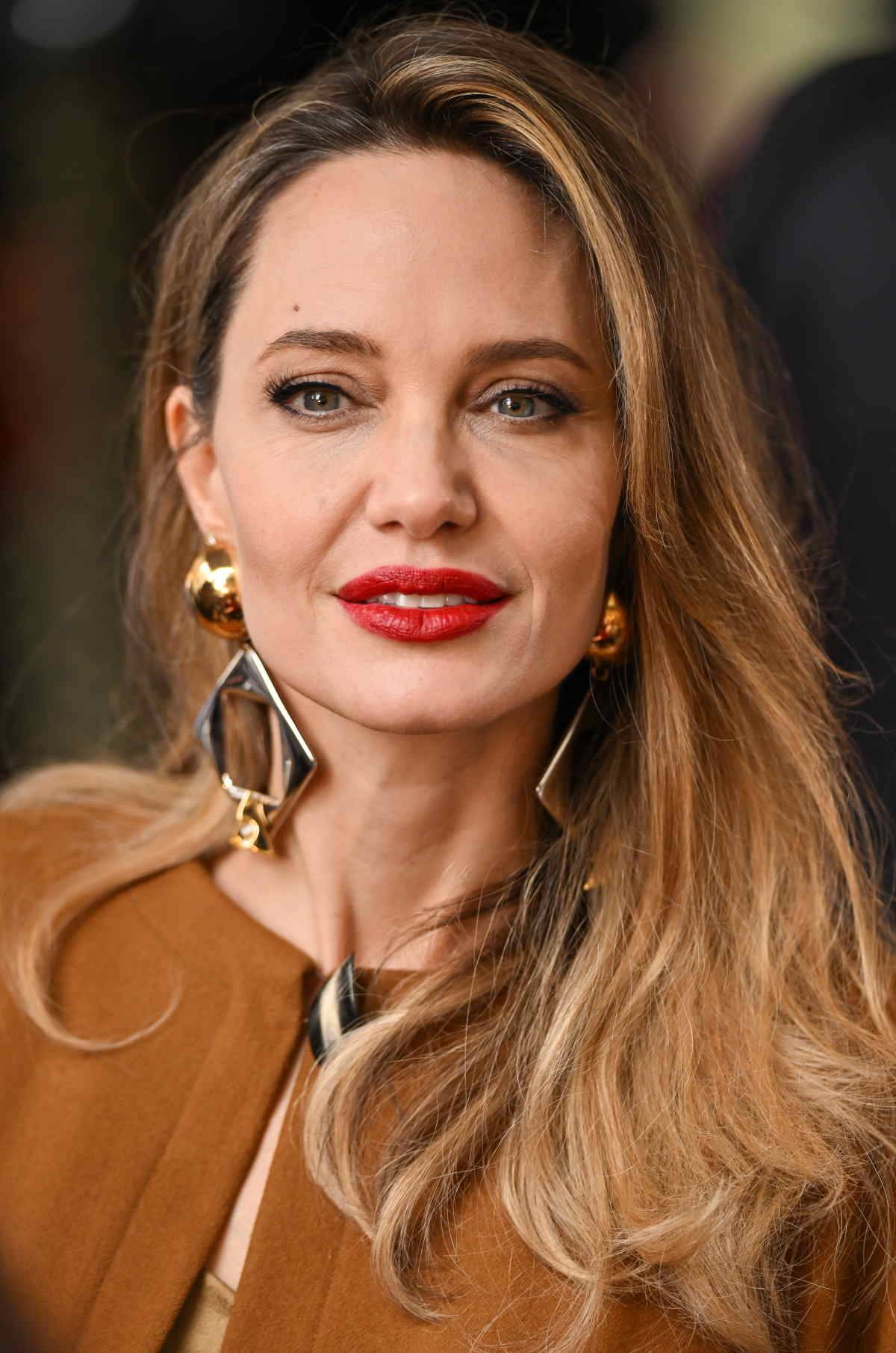 Cieliste szpilki, które widzimy na najnowszych zdjęciach Angeliny Jolie, to jeden z elementów perfekcyjnego stylu aktorki. Są świetne na wiele okazji.