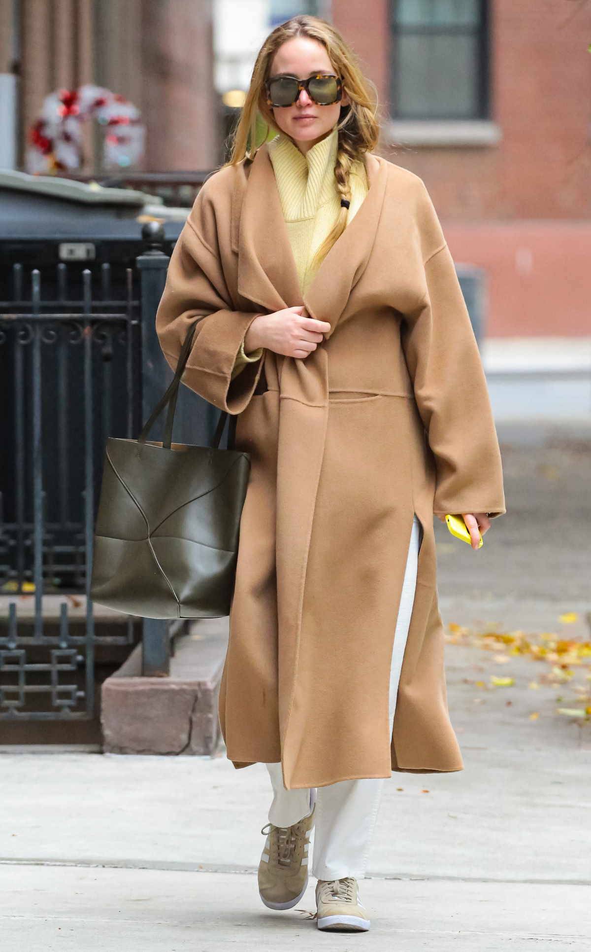 Jennifer Lawrence łączy sportowe buty i camelowy płaszcz. Aktorka Jennifer Lawrence zaprezentowała casualowy look, w którym na pierwszy plan wybijają się buty adidas model Gazelle i camelowy płaszcz.