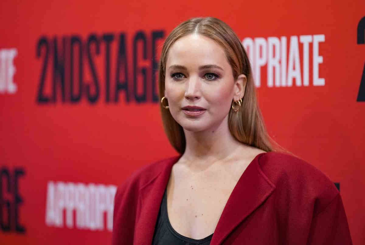 Jennifer Lawrence z czarnej sukience, klasycznych czarnych czółenkach i czerwonym płaszczu. Amerykańska aktorka Jennifer Lawrence wybrała elegancki płaszcz na czerwony dywan premiery sztuki „Appropriate” na Broadwayu.