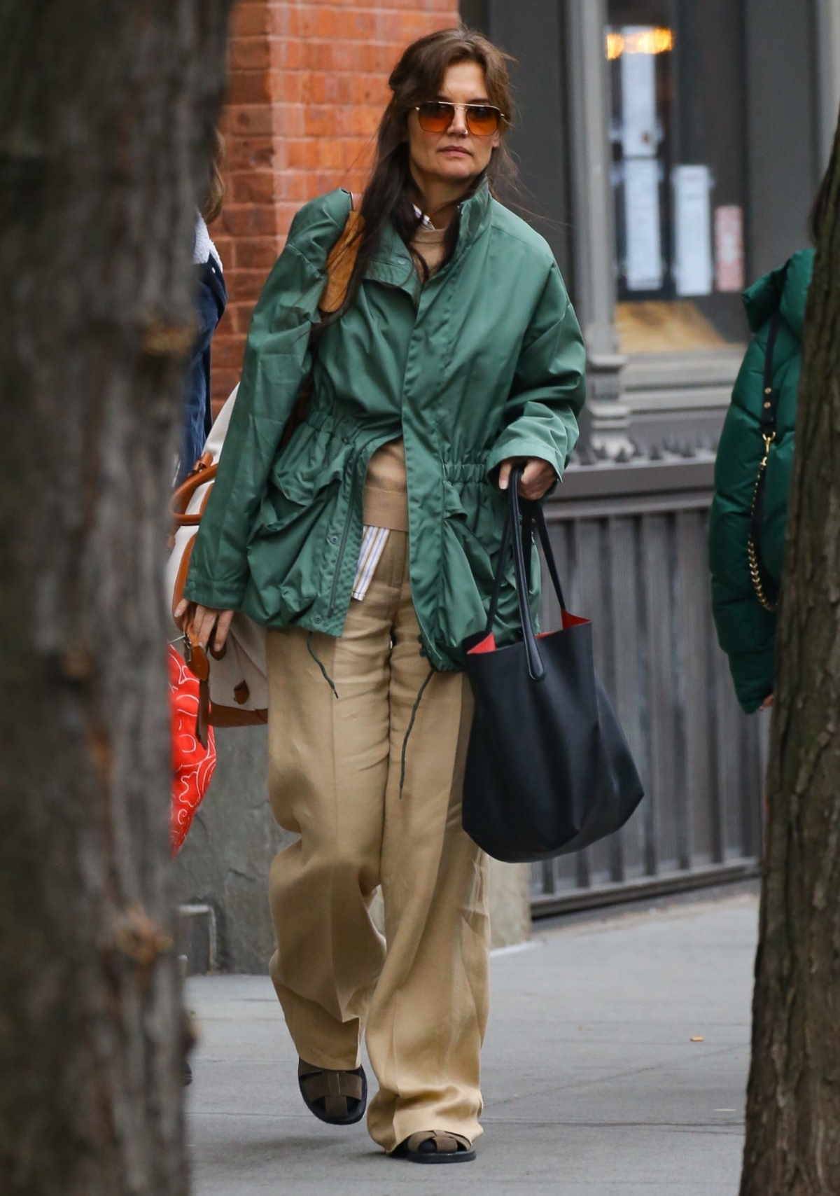Katie Holmes modne zabudowane sandały nosi z czarnymi skarpetkami. Ikona stylu Katie Holmes najmodniejsze tego lata zabudowane sandały zestawia z czarnymi skarpetkami. Na must-have’y 2024 typuje też awiatorki i dużą torbę.