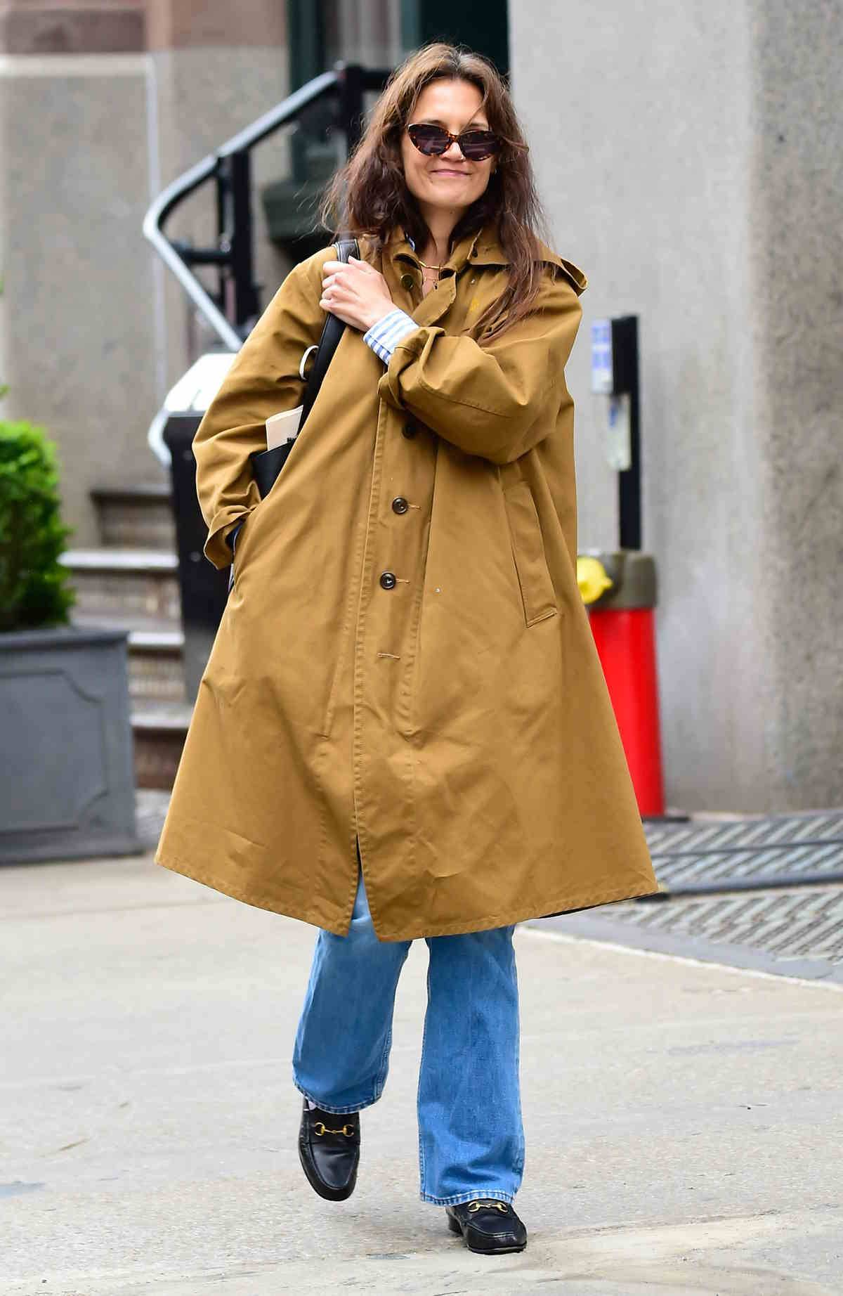 Katie Holmes w trenczu, jeansach i czarnych mokasynach.
