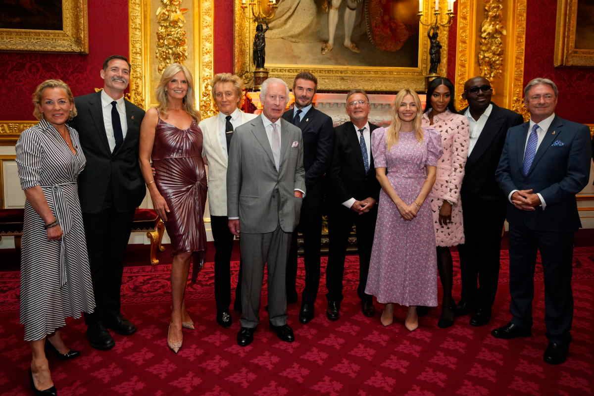 Król Karol III wraca do pełnienia obowiązków. Ostatnio spotkał się z zaprzyjaźnionymi gwiazdami, w tym Davidem Beckhamem, Naomi Campbell i Sienną Miller.