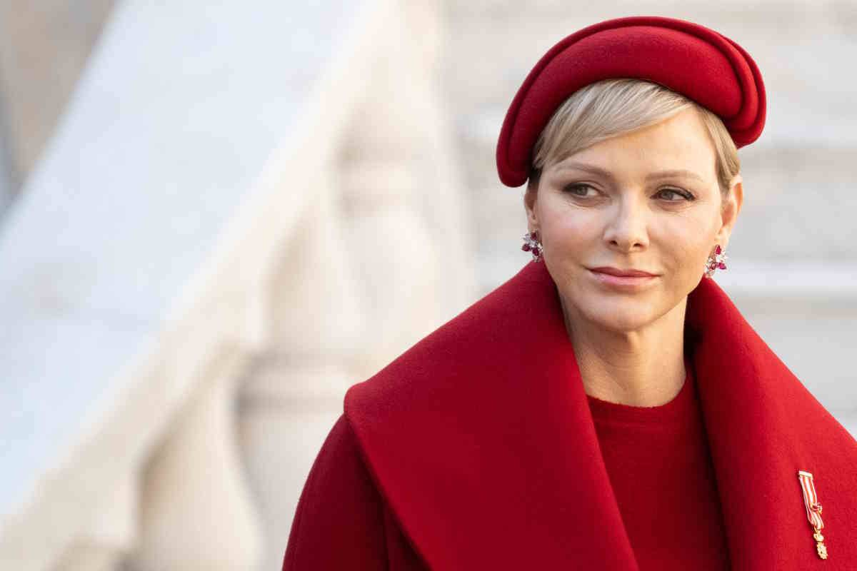 Księżna Charlene na przedświąteczne wydarzenie założyła szare cygaretki, które w połączeniu z czarnymi dodatkami prezentowały się szykownie.