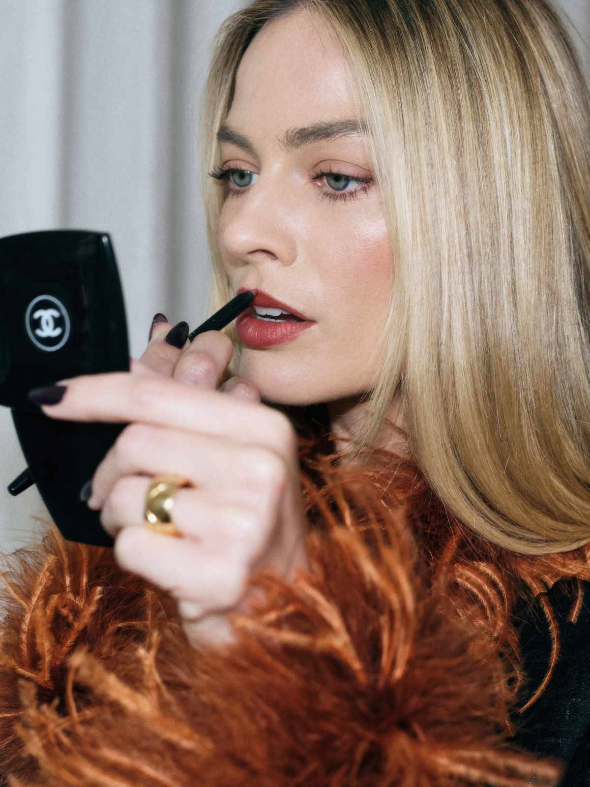 Makijaż ambasadorki Chanel Margot Robbie na czerwony dywan. Ten rok należał do Margot Robbie, która zagrała tytułową rolę w filmie „Barbie”. Jak aktorka przygotowuje się na czerwony dywan?