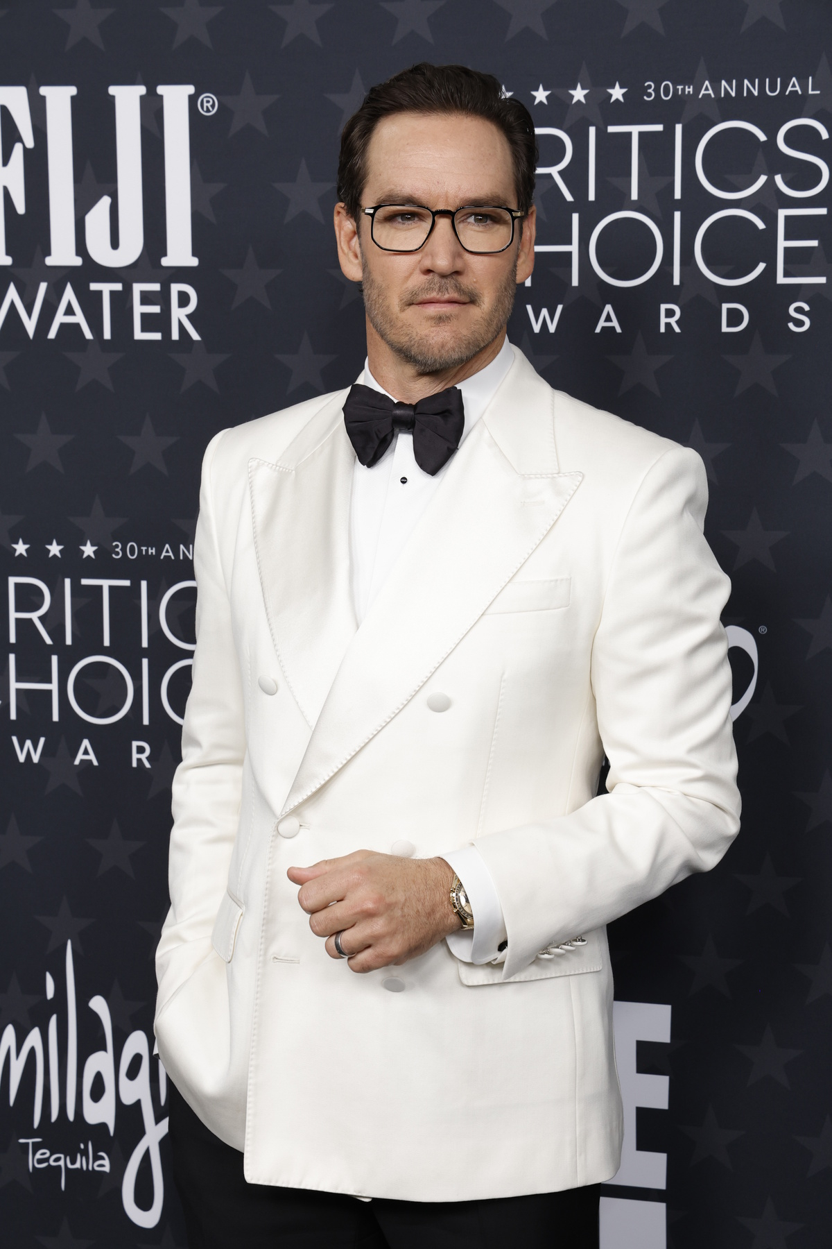 Gala Critics Choice Awards 2025: Mark-Paul Gosselaar stylizację ze smokingiem w roli głównej dopełnił luksusowym zegarkiem Omega Speedmaster Moonwatch.