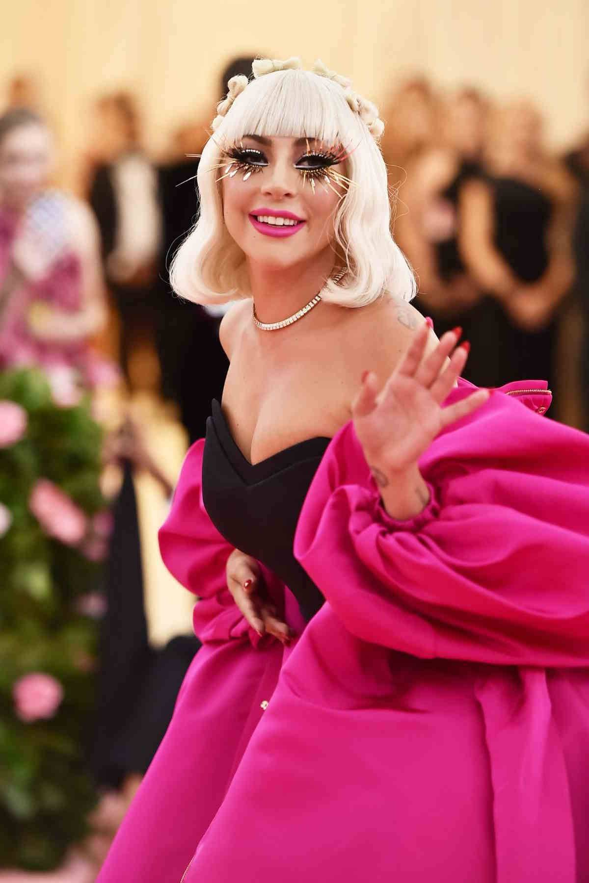 Najlepsze i najgorsze kreacje gwiazd w historii MET Gali. Lady Gaga na czerwonym dywanie Met Gali w 2019 roku.