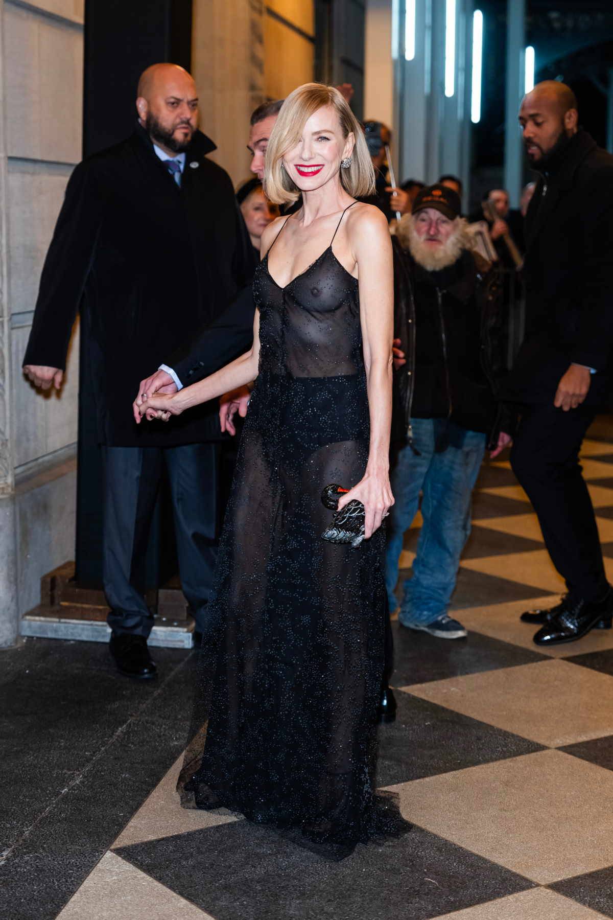 Naomi Watts odsłania ciało w czarnej naked dress. Naomi Watts po premierze nowego serialu „Feud: Capote Vs. The Swans” pokazała się w czarnej naked dress odsłaniającej biust i bieliznę.